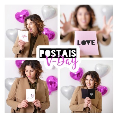 Mulher a segurar postais para o Dia dos Namorados com balões de coração rosa e prata ao fundo