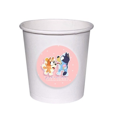 Copo de papel branco com autocolante rosa de cães de desenho animado e texto CARMINHO