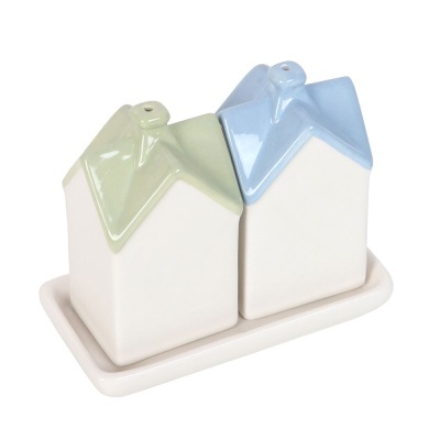 Conjunto de saleiro e pimenteiro em cerâmica com forma de casinhas e telhados verde e azul