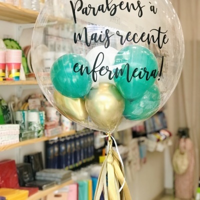Balão transparente com texto e balões coloridos dentro e fitas decorativas