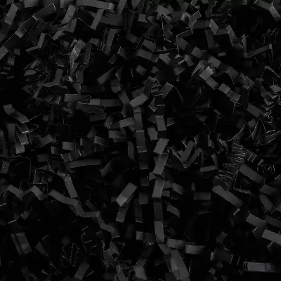 Material de enchimento preto em tiras finas e brilhantes