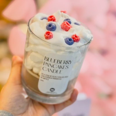 Vela decorativa com revestimento de chantilly e bagas em copo de vidro