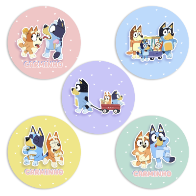 Cinco desenhos redondos coloridos com personagens da série Bluey em diferentes cenas e cores de fundo.