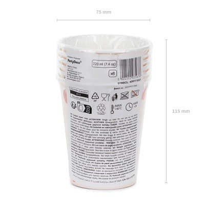 Conjunto de copos descartáveis brancos com textos, código de barras e símbolos de reciclagem.