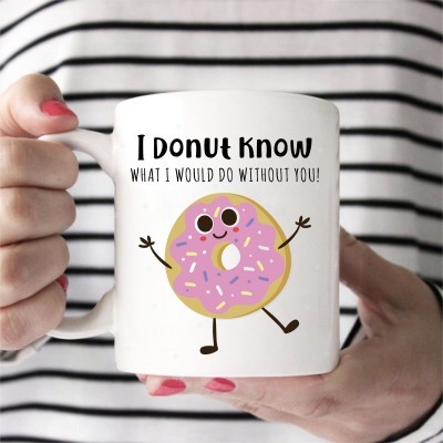 Caneca branca com ilustração de donut rosa e texto engraçado.