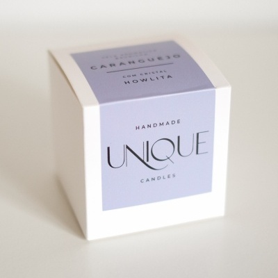 Embalagem branca de vela artesanal com rótulo lilás e texto