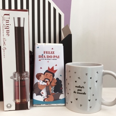 Saca-rolhas Unique, barra de chocolate Dia do Pai e caneca melhor pai do mundo