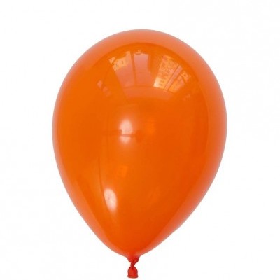 Balão laranja brilhante amarrado sobre fundo branco