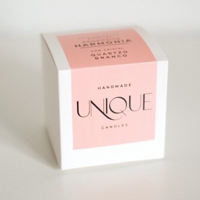 Caixa branca e rosa de vela artesanal UNIQUE CANDLES com texto HARMONIA QUARTZO BRANCO