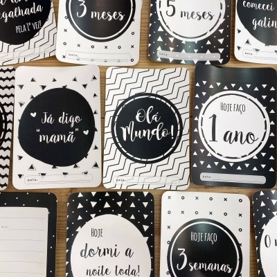 Cartões preto e branco para registos de bebé com várias mensagens e padrões geométricos
