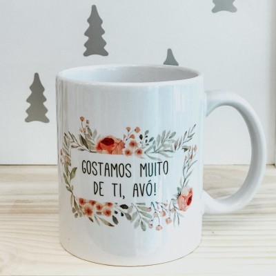 Caneca branca com padrão floral e texto dedicado à avó