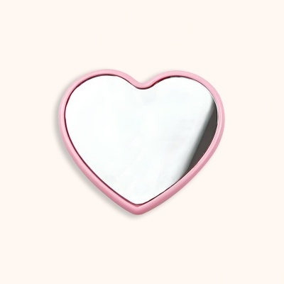 Espelho de parede em forma de coração com moldura rosa