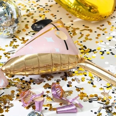 Acessórios de festa com chapéu rosa, balão dourado, serpentinas e globo disco prateado