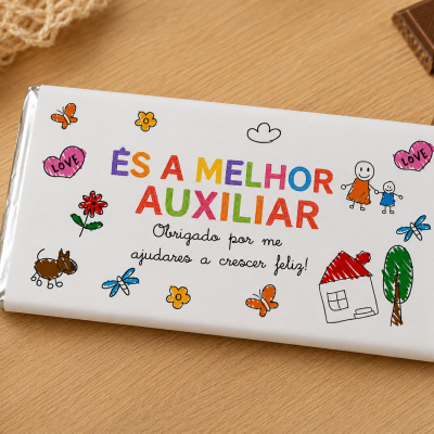 Barra de chocolate com embalagem branca e desenhos infantis coloridos