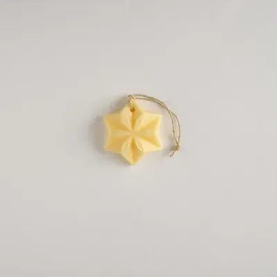 Sabonete amarelo em forma de estrela com cordão rústico