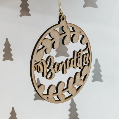 Ornamento de Natal redondo em madeira com nome e padrão de folhas