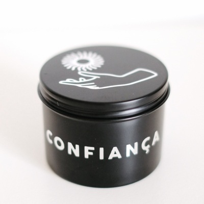 Frasco preto com tampa e palavra CONFIANÇA