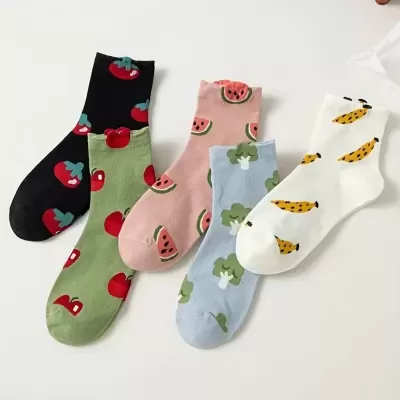 Cinco pares de meias com padrões de frutas e legumes em várias cores