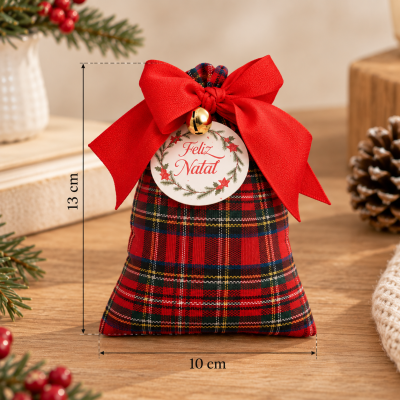 Saco decorativo de Natal xadrez com laço vermelho e etiqueta Feliz Natal