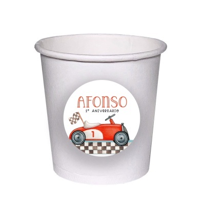 Copo branco com autocolante de carrinho de corrida e texto em português.