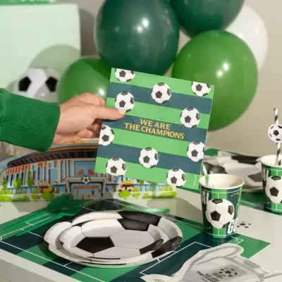 Guardanapo de papel verde com bolas de futebol e texto WE ARE THE CHAMPIONS