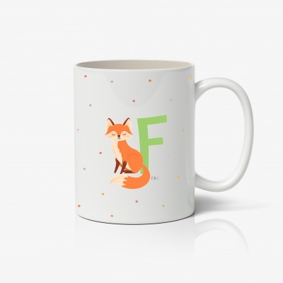 Caneca branca com estampa de raposa e letra F verde