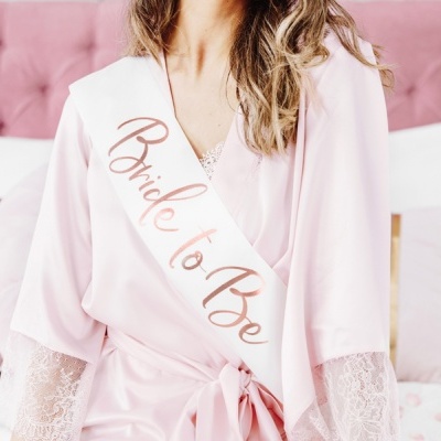 Robe rosa claro com renda e faixa 