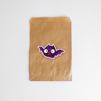 Saco de papel castanho com autocolante de morcego roxo