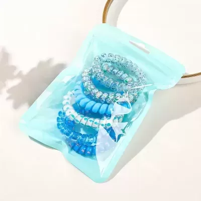 Pulseiras elásticas azuis e transparentes em embalagem plástica azul clara