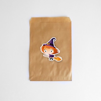 Saco de papel castanho com autocolante de bruxa colorida