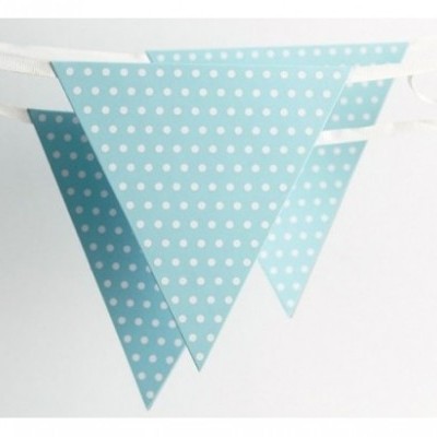 Bandeirolas triangulares de papel azul com bolinhas brancas penduradas