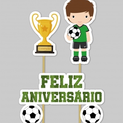 Toppers para bolo de futebol com menino, taça campeã, bolas e mensagem de aniversário.