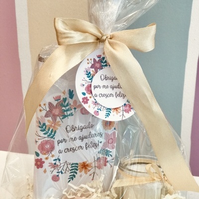 Conjunto de presentes com fita creme e etiqueta floral com texto em português