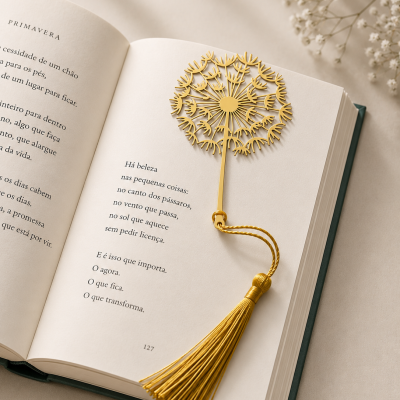 Marcador de livros dourado em forma de flor com tassel em livro aberto.
