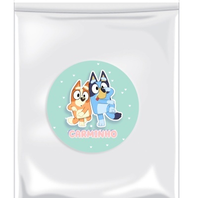 Bolsa plástica transparente com autocolante redondo de personagens animadas e texto CARMENINHO