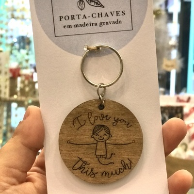 Porta-chaves redondo em madeira com gravação e argola metálica