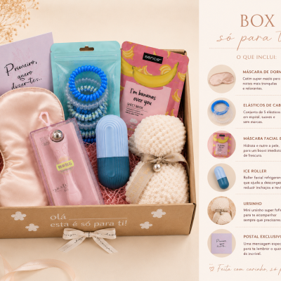 Caixa de oferta com produtos de cuidado pessoal rosa, azul, amarelo e creme sobre fundo bege claro