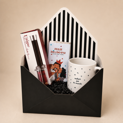 Caixa preta em forma de envelope com chávena, barra de chocolate e aromatizador de ambiente para o Dia do Pai