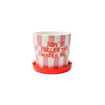 Vaso de cerâmica aos quadrados rosa e branco com texto vermelho e prato vermelho ondulado