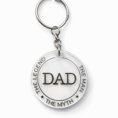 Porta-chaves redondo com texto DAD e inscrições nas bordas.