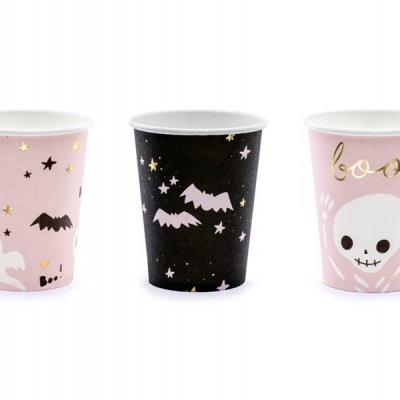 Três copos de papel com desenhos de Halloween, incluindo fantasmas, morcegos e caveira.