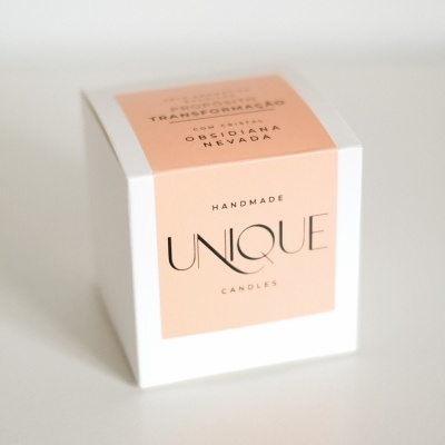 Caixa branca com etiqueta cor de pêssego de vela artesanal UNIQUE CANDLES