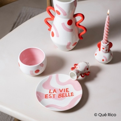 Conjunto de cerâmica com prato, jarro, taça e castiçal em branco, rosa e vermelho