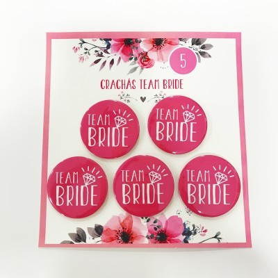Cinco botons redondos cor-de-rosa TEAM BRIDE em cartão branco com flores e texto