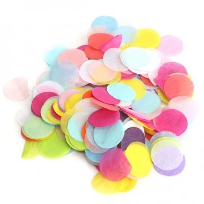 Confetes coloridos redondos de papel sobre superfície branca