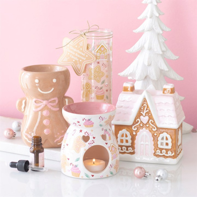 Decoração natalícia com vela perfumada, recipiente cerâmico, castiçal boneco gengibre e casa de gengibre