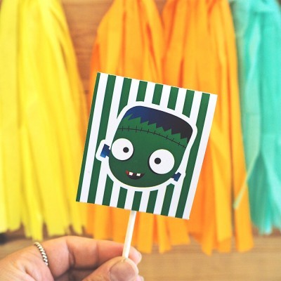 Cartão quadrado com rosto de monstro Frankenstein em palito branco