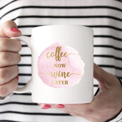 Caneca branca com estampa 'coffee NOW wine LATER' em rosa e dourado