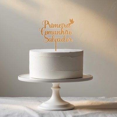 Bolo branco com topper dourado em suporte branco