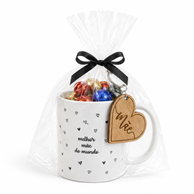 Caneca branca com corações pretos e frase melhor mãe do mundo embalada com bombons e pendente de madeira em coração